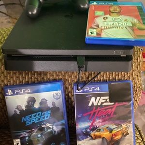 PS4 slim 1TB 1 control and 3 game